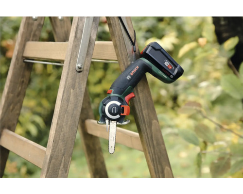 Batteridriven grensax från Bosch på en stege