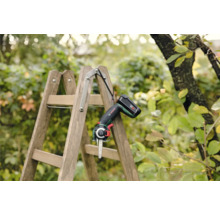 Batteridriven trädgårdssåg på trästege i trädgården