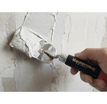 Hantverkare applicerar gips på en vägg med murslev. Maurerlob logotyp.