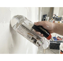 Glättkelle Superglatt med handtag i handen vid putsning av en vägg