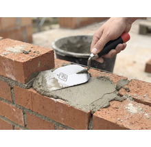 Mureri: Tegel fogas med murbruk och murslev.