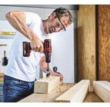 Man borrar ett hål i en träbit med en sladdlös skruvdragare