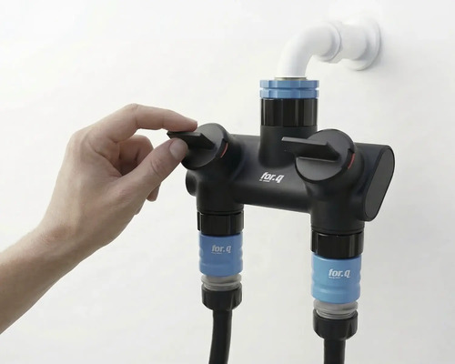 For.q vattenfördelare med hand på regulatorn