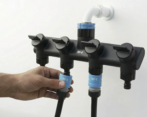 Trädgårdsslangfördelare med fyra utgångar för vattenförsörjning i trädgården