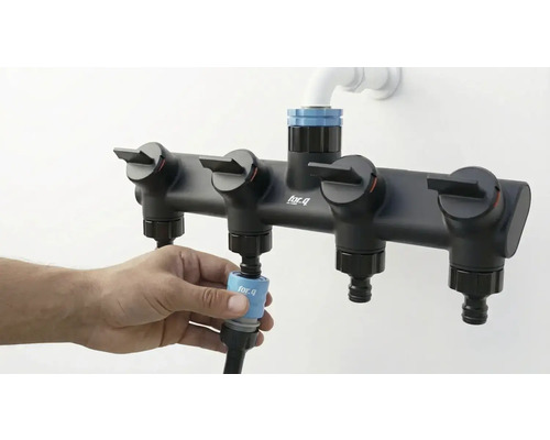 Vattenfördelare med fyra utgångar för trädgårdsbevattning ansluts till en trädgårdsslang