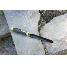 Trädgårdsredskap för omskolning med mätskala på stenplatta