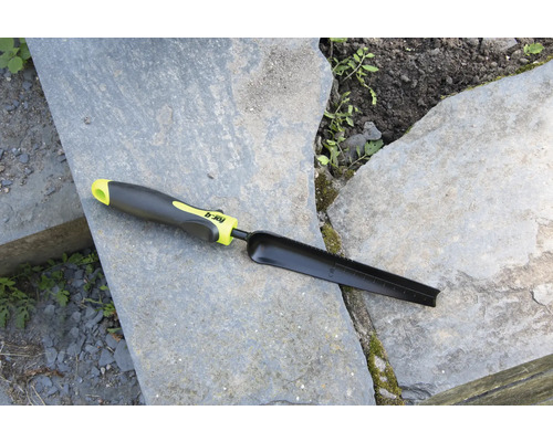 Trädgårdsredskap för omskolning med mätskala på stenplatta