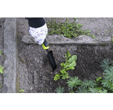 Trädgårdsarbete med en handspatel i en rabatt