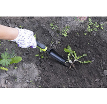 Trädgårdsarbete med planteringsspade i mörk jord, skyddad av trädgårdshandskar.