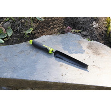 Trädgårdsredskap för plantering på stenplatta