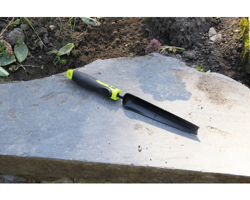 Trädgårdsredskap för plantering på stenplatta