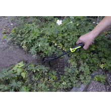 Trädgårdsscen med en person som använder en trädgårdskultivator av märket for_q för att bearbeta jorden.