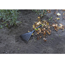 Trädgårdsräfsa för att samla löv på marken.