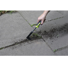 Fogskrapa som används för att ta bort ogräs mellan gatstenar