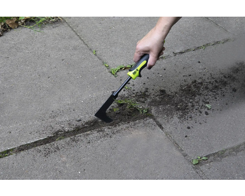 Fogskrapa som används för att ta bort ogräs mellan gatstenar