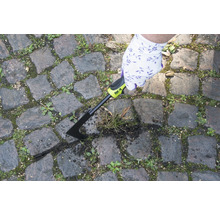 Trädgårdsfogskrapa i användning på gatsten