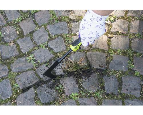 Trädgårdsfogskrapa i användning på gatsten