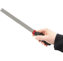 Hand håller rasp med handtag