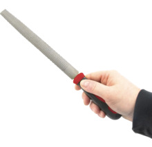 Hand som håller en rasp med plasthandtag