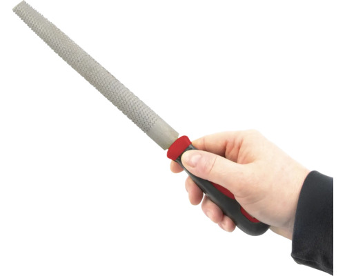 Hand som håller en rasp med plasthandtag