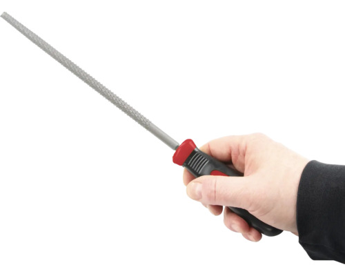 En hand håller en nyckelfil med plasthandtag.