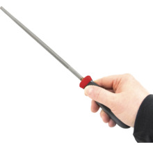 Hand håller en nyckelfil