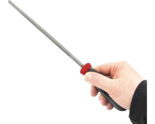 Hand håller en nyckelfil