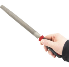 En hand håller en fin fil med handtag