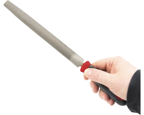 En hand håller en fin fil med handtag