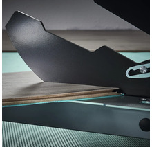 Laminatskärare som används för att skära en bit laminat