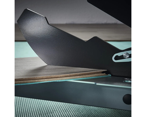 Laminatskärare som används för att skära en bit laminat