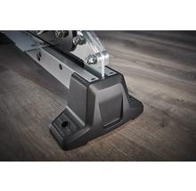 Närbild av en maskinfot av metall och plast.