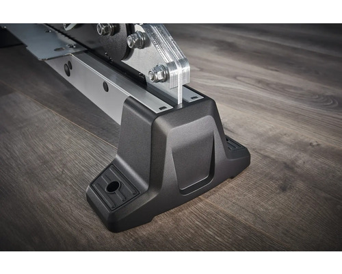 Närbild av en maskinfot av metall och plast.