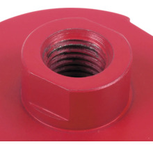 Närbild av en röd metalldel med invändig gänga för verktygsmontering.