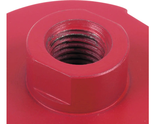 Närbild av en röd metalldel med invändig gänga för verktygsmontering.