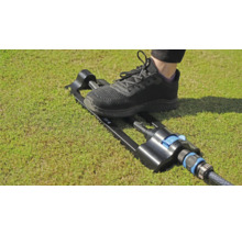 Trädgårdsspridare med fotpedal på gräsmatta