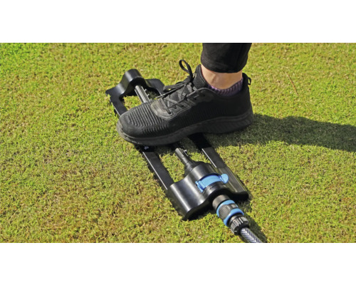 Trädgårdsspridare med fot för enkel positionering