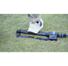 Rektangulär vattenspridare med fot på gräsmatta