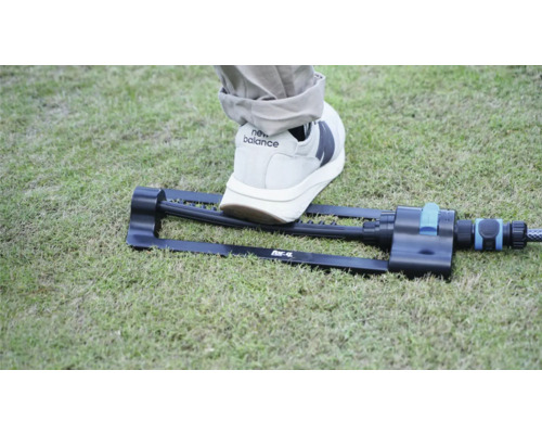 Rektangulär vattenspridare med fot på gräsmatta