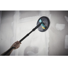 Wolfcraft handslip med teleskopskaft vid slipning av en spacklad gipsvägg.