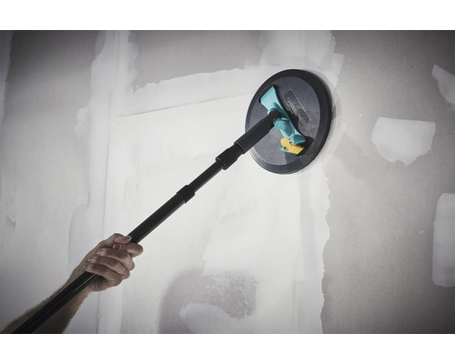 Wolfcraft handslip med teleskopskaft vid slipning av en spacklad gipsvägg.