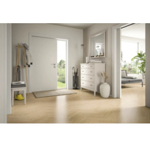 Ljus, modern hall med vit dörr, ljust fiskbensgolv, vit byrå och klädhängare i trä.