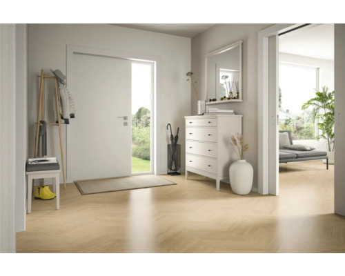 Ljus, modern hall med vit dörr, ljust fiskbensgolv, vit byrå och klädhängare i trä.