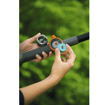 Insättning av en rengöringstablett i facket på en bevattningsstav för trädgården.