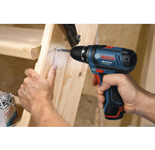 En person skruvar i en skruv i en träkonstruktion med en Bosch Professional batteridriven borrskruvdragare.