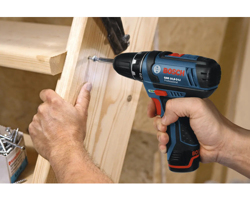 En person skruvar i en skruv i en träkonstruktion med en Bosch Professional batteridriven borrskruvdragare.