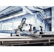 Urval av Bosch Professional elverktyg, inklusive kap- och gersåg, skruvdragare och sticksåg, i en ljus industrihall.