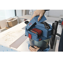 Bosch Professional batteridriven våt- och torrdammsugare GAS 18V-10 L med 18 volts batteri och öppet batterifack.