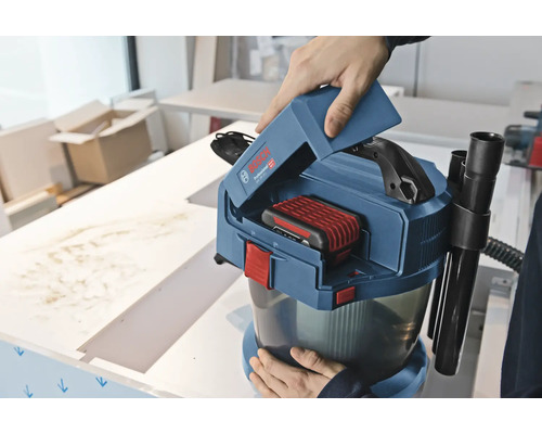 Bosch Professional batteridriven våt- och torrdammsugare GAS 18V-10 L med 18 volts batteri och öppet batterifack.