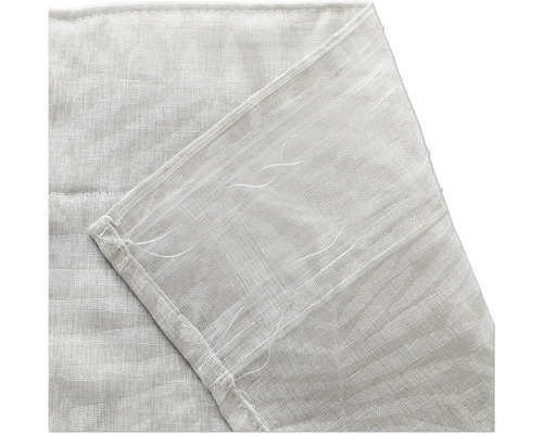 Detaljbild av ett gardintyg med påsytt universalband för gardinkrokar.